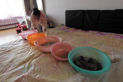 静乐楼上漏水，住户失联，小区没物管，业主维权难！律师来支招……